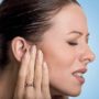 Jeune femme ayant mal à l'oreille a cause d'acouphènes.