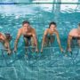Cours d'aquabiking en piscine.