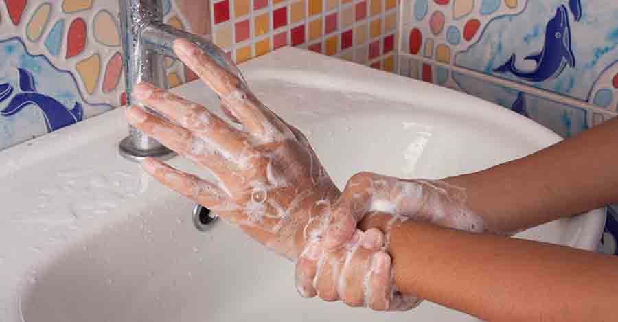 Lavage des mains au savon.