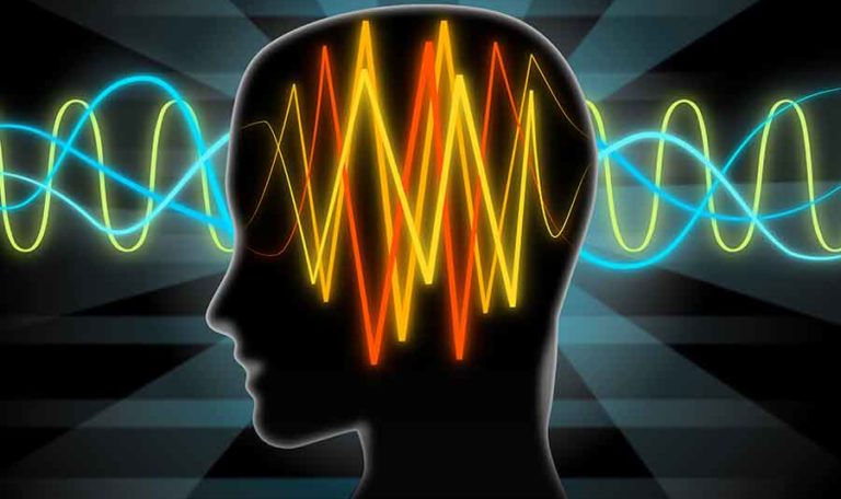 Tête traversée par des ondes électromagnétiques.