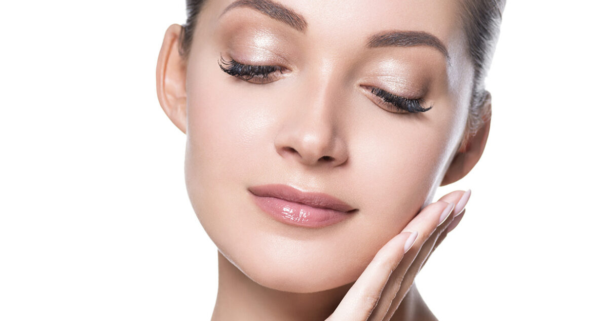 Visage d'une femme à la peau éclatante.