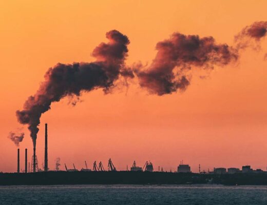 Des usines rejettent des fumées nocives et poluantes