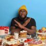 Un homme afro-américain croise les bras sur la poitrine, fait un geste de déni, et refuse de manger des produits sucrés.