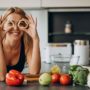 Jeune femme sportive avec des légumes dans la cuisine