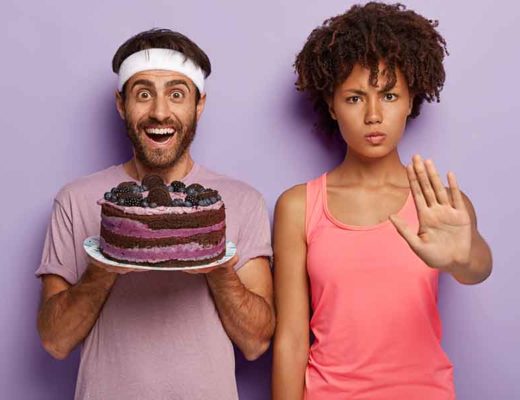 Dites non à l’alimentation nocive! Une femme sérieuse montre un geste d’arrêt à coté d'un homme portant un gâteau.